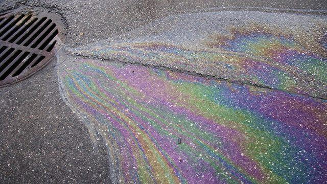 Bazen Yerdeki Su Birikintilerinde Görülen Gökkuşağı Renklerinin Sebebi Nedir?