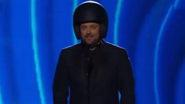 Grammy’de "Oscar Tokadı" Göndermesi: Sunucu Sahneye Kaskla Çıktı