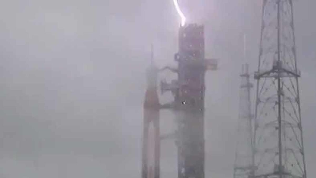 NASA’nın Ay’a Gideceği Roketin Yerleştirildiği Fırlatma Rampasına Yıldırım Düştü [Video]