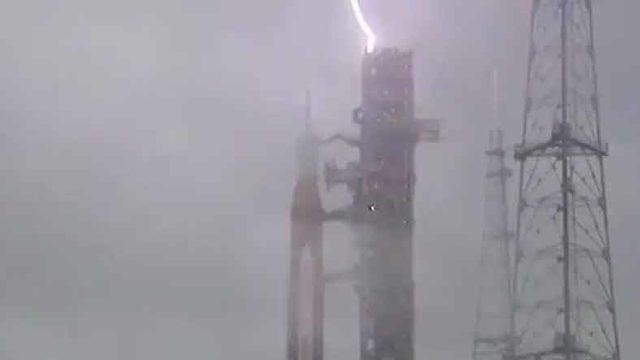 NASA’nın Ay’a Gideceği Roketin Yerleştirildiği Fırlatma Rampasına Yıldırım Düştü [Video]