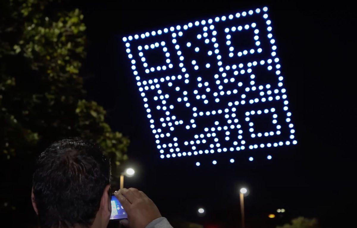 Yüzlerce Drone ile Gökyüzünde QR Kod Oluşturuldu: Kodu Okutanları ’Komik’ Bir Sürpriz Bekliyordu! [Video]