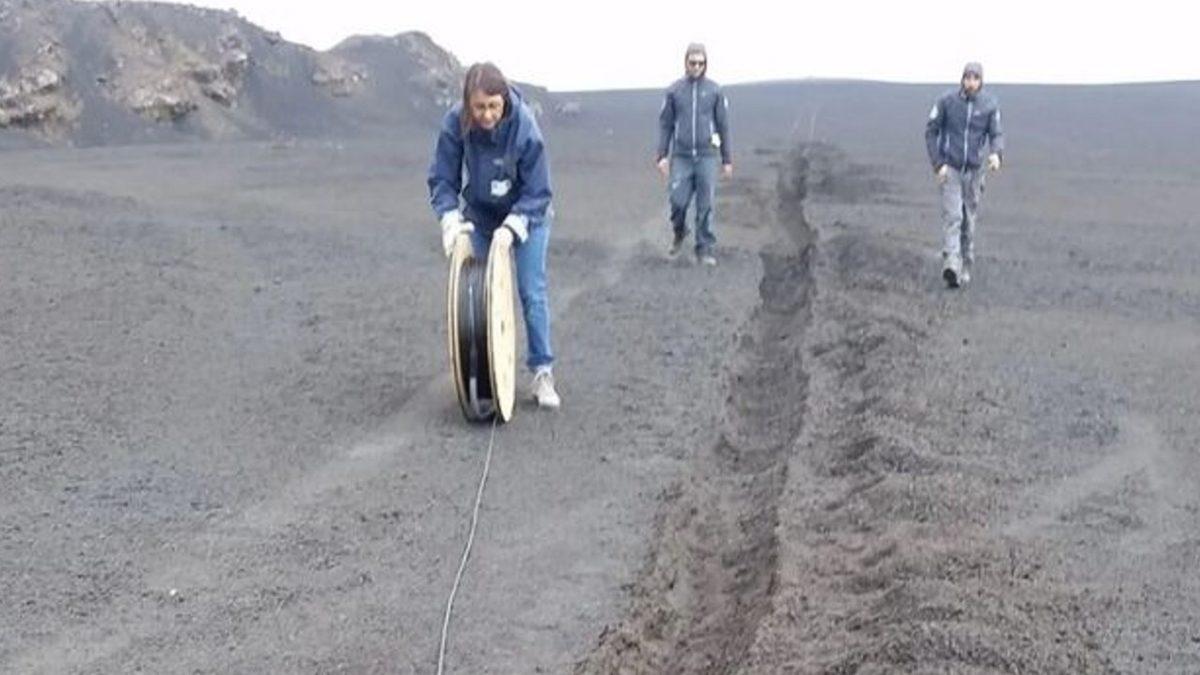 Uçakları Düşüren Avrupa’nın En Aktif Yanardağı Etna, Fiber Kablolarla Çevrildi: Peki Neden?