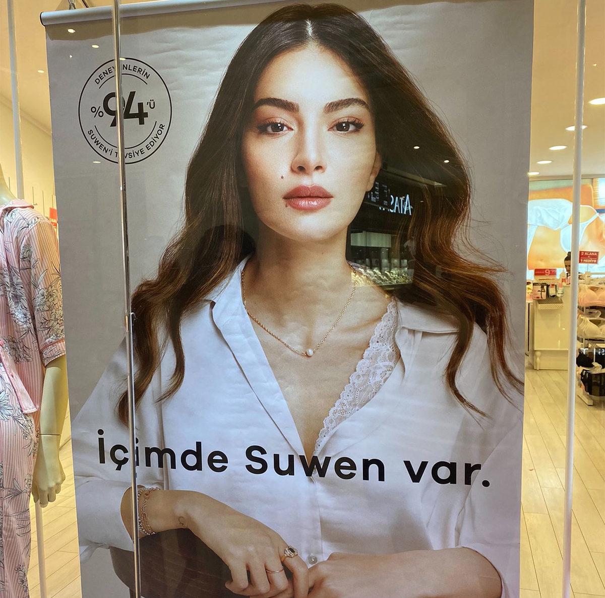 İç Çamaşırı Markasının Tartışma Yaratan ‘İç Çamaşırsız Reklamı’ Sosyal Medyada Akıma Dönüştü: “İçimde Suwen Var”