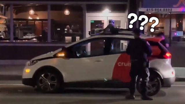 Otonom Araba Polis Çevirmesine Yakalandı: Sürücü Bulamayan Polislerin Şaşkınlığı Viral Oldu [Video]