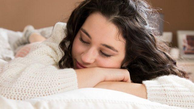 Yeni Bir Araştırmaya Göre Öğle Uykusu, Hafıza ve Sözel Akıcılık Becerilerini Güçlendiriyor