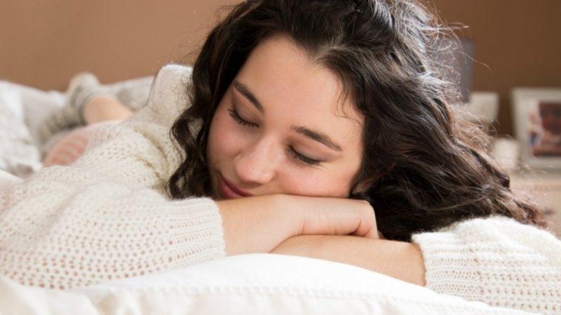 Yeni Bir Araştırmaya Göre Öğle Uykusu, Hafıza ve Sözel Akıcılık Becerilerini Güçlendiriyor