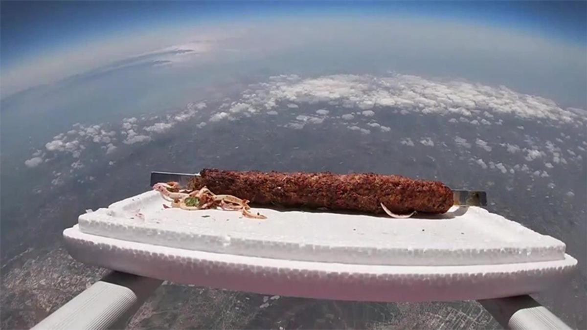 Adana’da Bir Kebapçı, Uzaya ’Boru Kebabı’ Gönderdi: "Uzaylılar Acısız İstediği için Geri Yolladı"