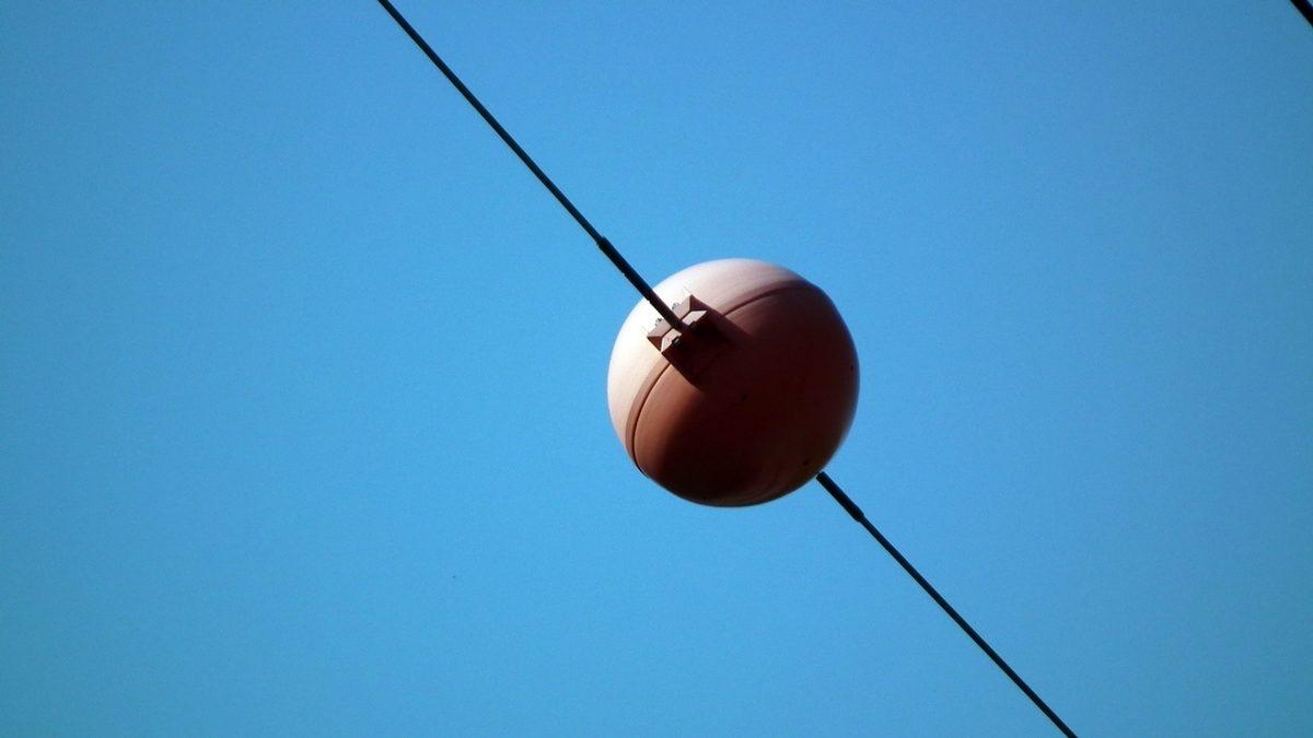 Elektrik Telleri Üzerindeki Poke-topu Benzeri Bu Küreler Ne İşe Yarıyor?