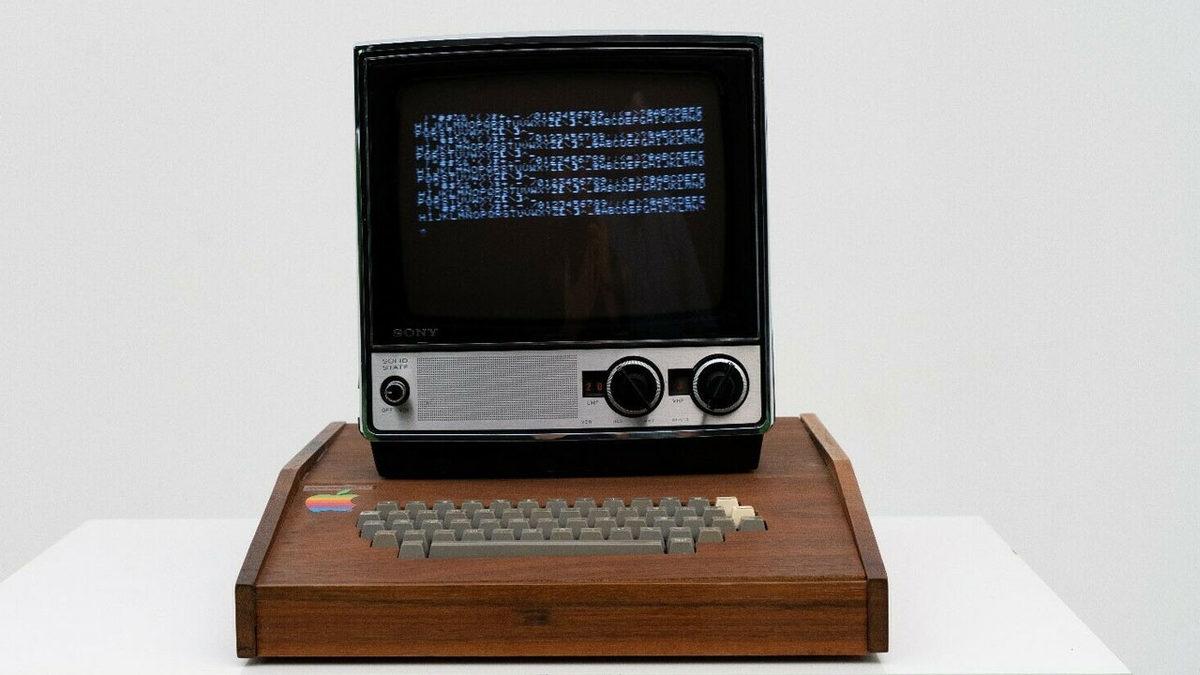 Steve Jobs ve Steve Wozniak’ın Elleriyle Ürettiği Apple I Bilgisayarı, 1,5 Milyon Dolardan Satışa Çıktı