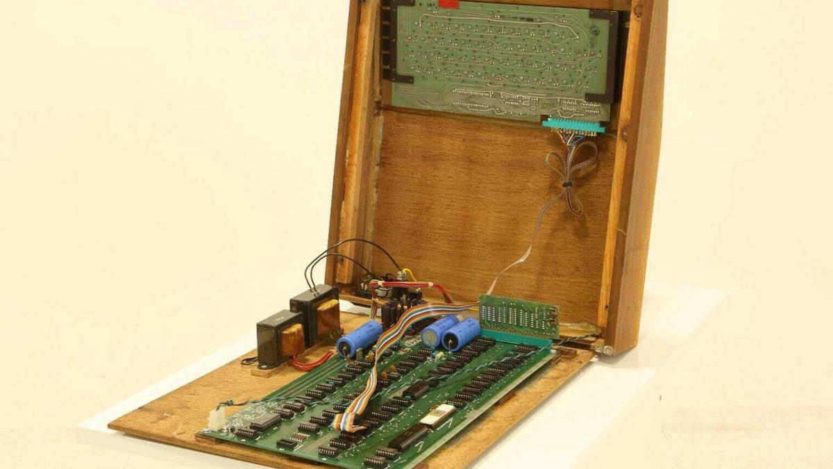 Steve Jobs ve Steve Wozniak’ın Elleriyle Ürettiği Apple I Bilgisayarı, 1,5 Milyon Dolardan Satışa Çıktı