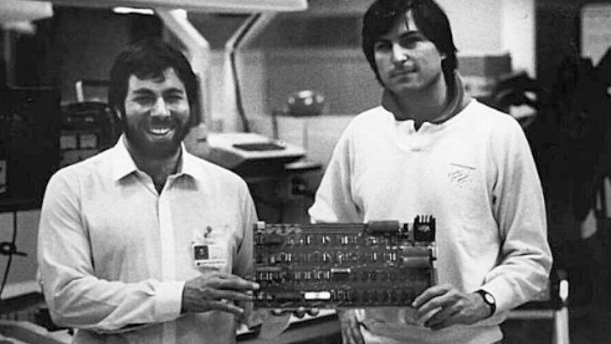 Steve Jobs ve Steve Wozniak’ın Elleriyle Ürettiği Apple I Bilgisayarı, 1,5 Milyon Dolardan Satışa Çıktı