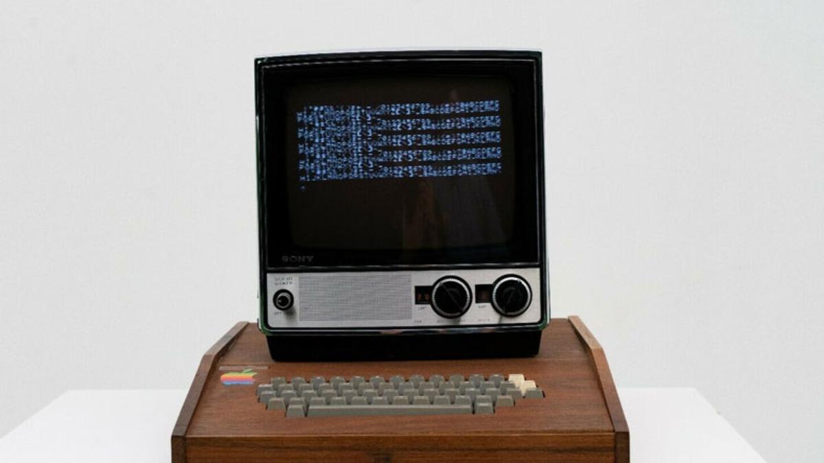 Steve Jobs ve Steve Wozniak’ın Elleriyle Ürettiği Apple I Bilgisayarı, 1,5 Milyon Dolardan Satışa Çıktı