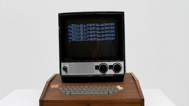 Steve Jobs ve Steve Wozniak’ın Elleriyle Ürettiği Apple I Bilgisayarı, 1,5 Milyon Dolardan Satışa Çıktı