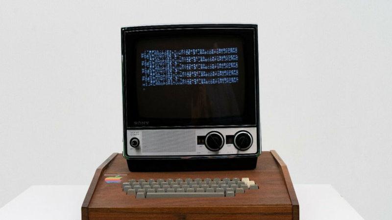 Steve Jobs ve Steve Wozniak’ın Elleriyle Ürettiği Apple I Bilgisayarı, 1,5 Milyon Dolardan Satışa Çıktı