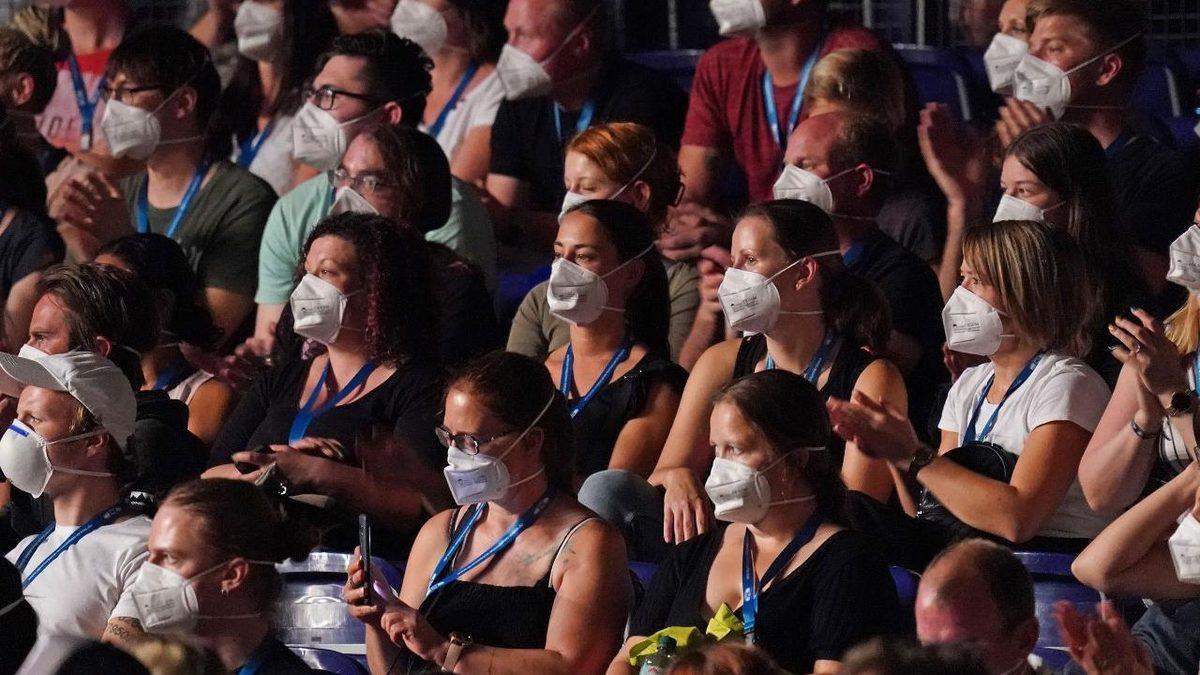 TÜSAD’dan Önemli Açıklama: Kapalı Alanlarda Maskeyi Asla Çıkarmamak Gerekiyor