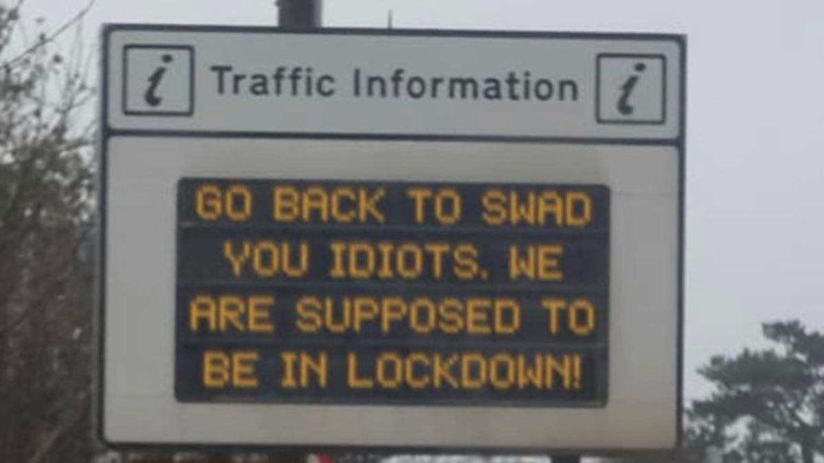 İngiltere’de Hacklenen Elektronik Tabelalar ile Şoförlere ’Mesaj’: Evinize Dönün Aptallar