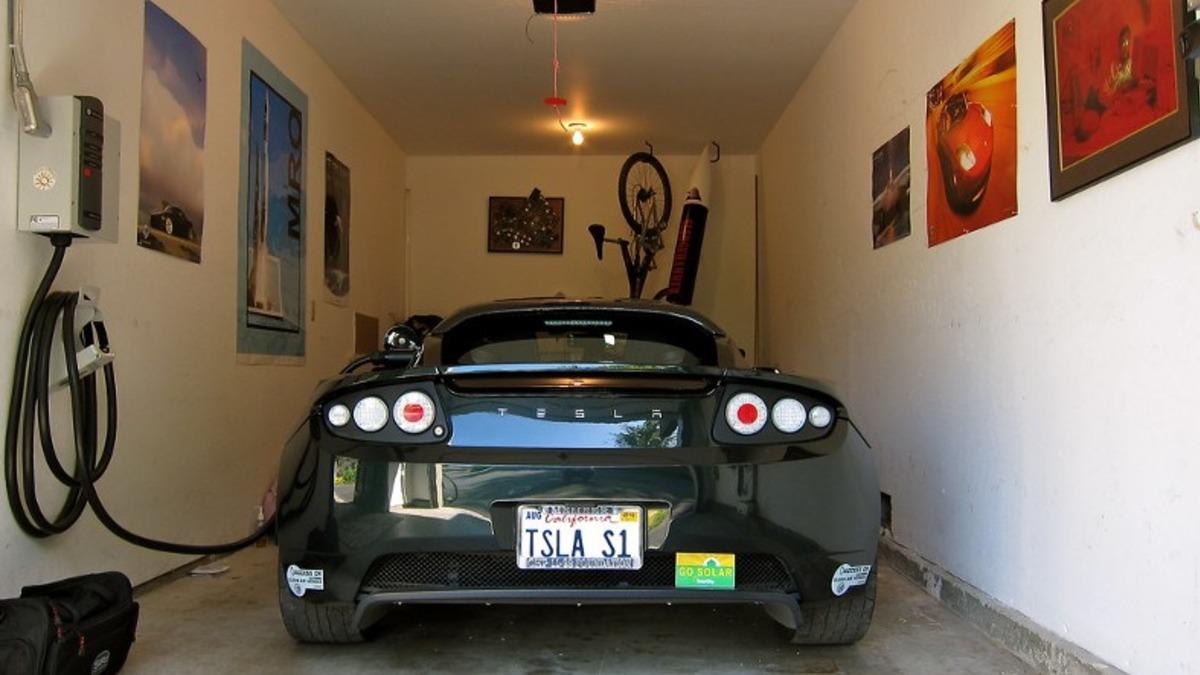 Elon Musk, Tesla Araçların Evlerdeki Prizlerden Şarj Edilebileceği Yeni Sistemini Duyurdu