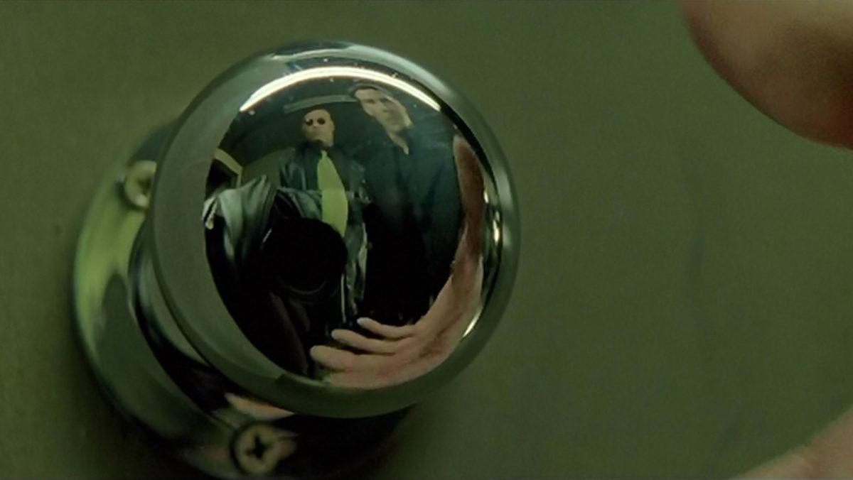 Filmlerdeki Ayna Sahnelerinde Kameralar Nasıl Oluyor da Görünmüyor?