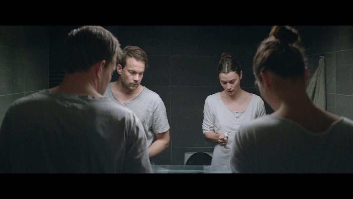 Filmlerdeki Ayna Sahnelerinde Kameralar Nasıl Oluyor da Görünmüyor?