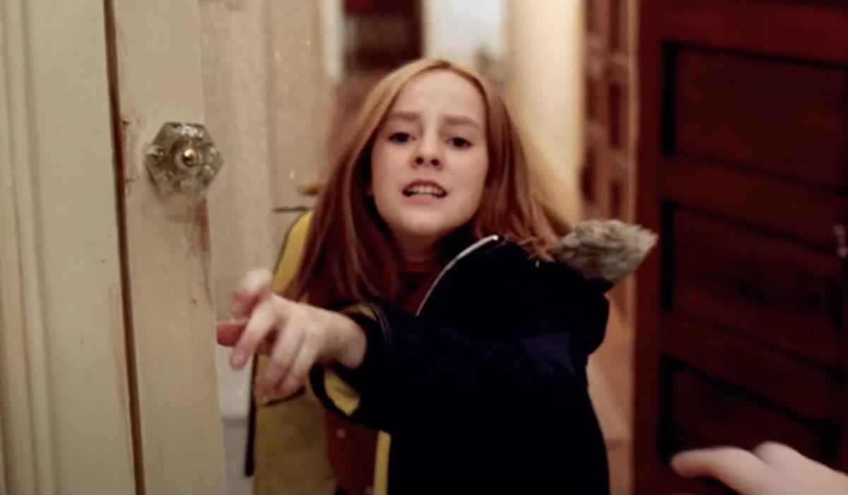 Filmlerdeki Ayna Sahnelerinde Kameralar Nasıl Oluyor da Görünmüyor?