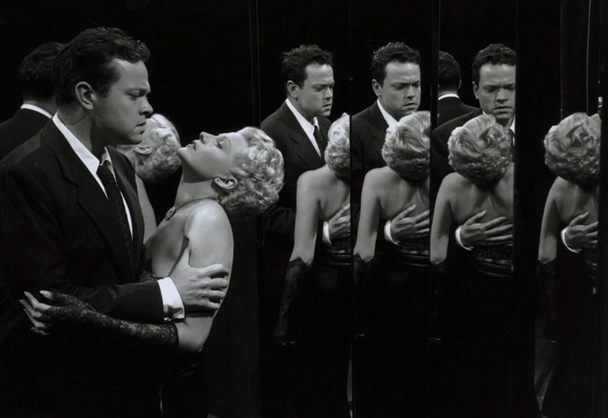 Filmlerdeki Ayna Sahnelerinde Kameralar Nasıl Oluyor da Görünmüyor?