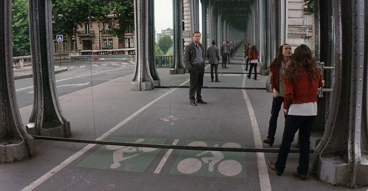 Filmlerdeki Ayna Sahnelerinde Kameralar Nasıl Oluyor da Görünmüyor?