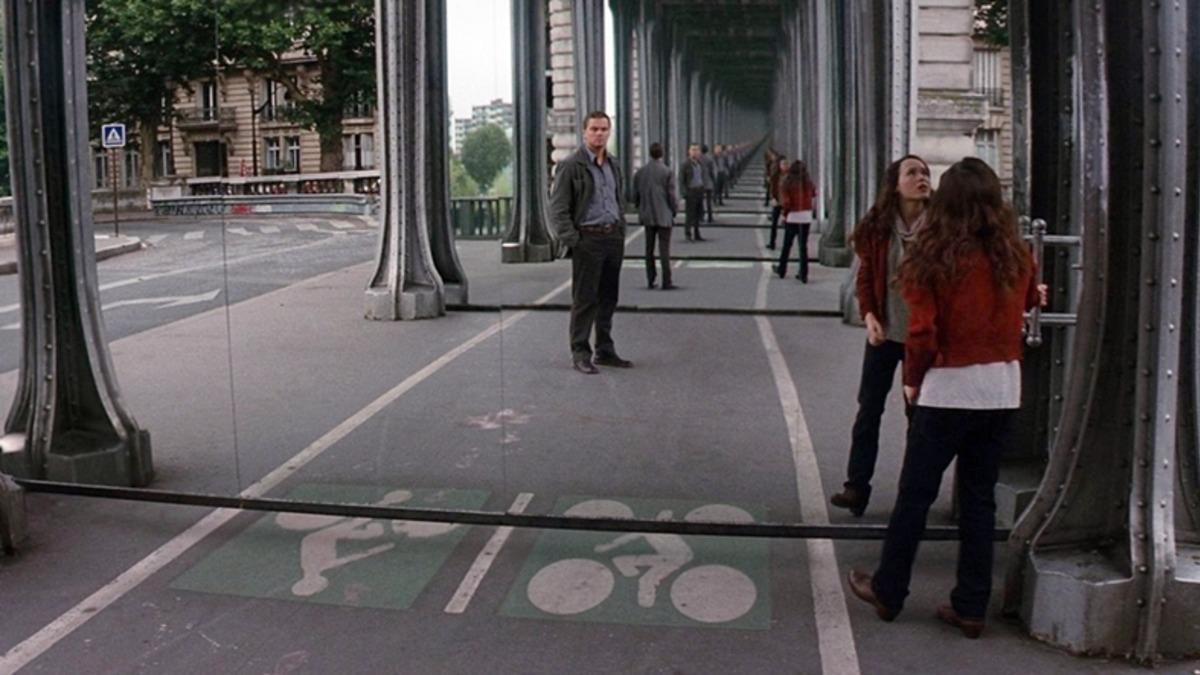 Filmlerdeki Ayna Sahnelerinde Kameralar Nasıl Oluyor da Görünmüyor?