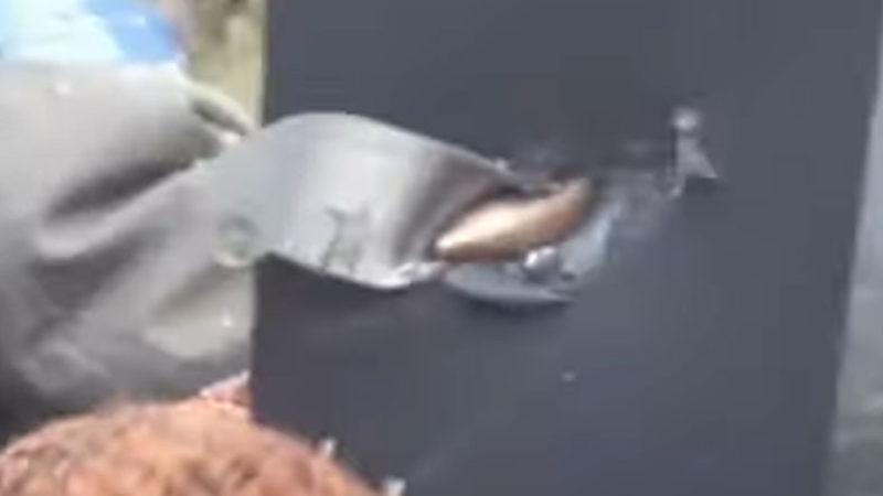 Göğsünden Vurulan Ukraynalı Asker, Kurşun Telefonuna Saplandığı İçin Kurtuldu [Video]