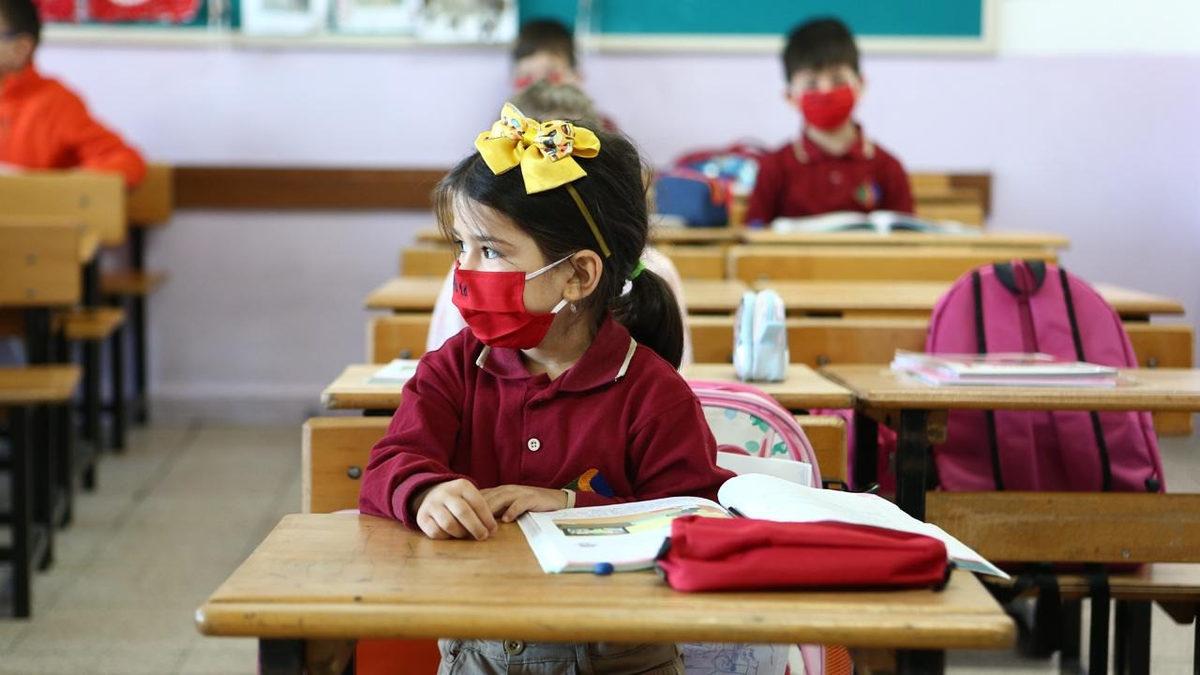 Öğrencilerin Dersten Sıkılıp Sıkılmadıklarını Tespit Edebilen Bir Yapay Zeka Geliştirildi (Arka Dörtlü, Kendi Aranda Konuşma)