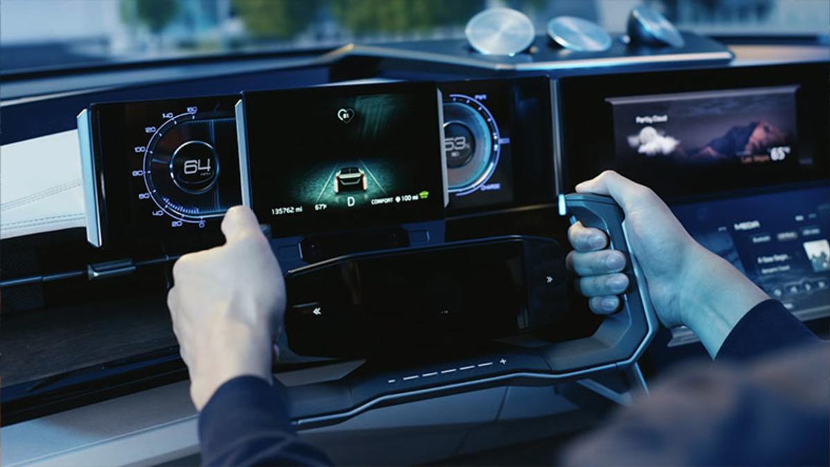 Hyundai, Her Yerinden Bir Şey Çıkan Fütüristik Araç Kokpitini Tanıttı [Video]