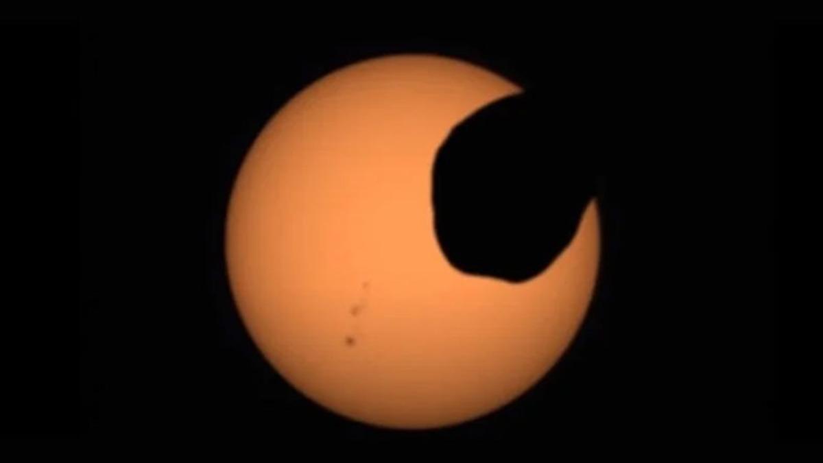 Mars’ın Patates Şeklindeki Uydusuyla Gerçekleşen Bugüne Kadarki En ’Komik’ Güneş Tutulması Videosu