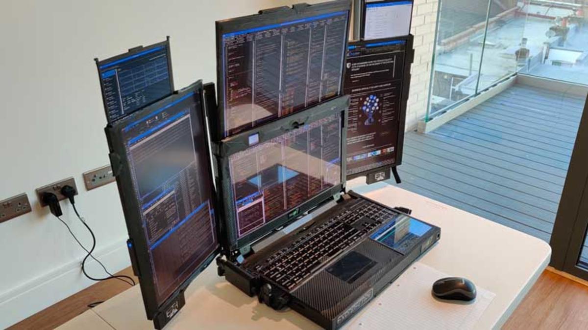 7 Dahili Ekranlı Garip Bir Tasarıma Sahip Olan Dizüstü Bilgisayar: Aurora 7