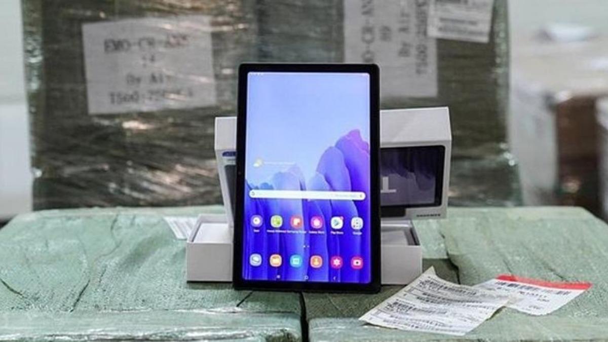 İstanbul Büyükşehir Belediyesi, İhtiyaç Sahibi Öğrencilere Ücretsiz Tablet Dağıtımına Başladı