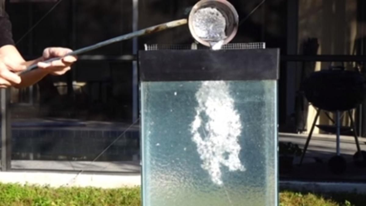 ​Su Maymunuyla Dolu Akvaryuma Erimiş Alüminyum Dökülürse!