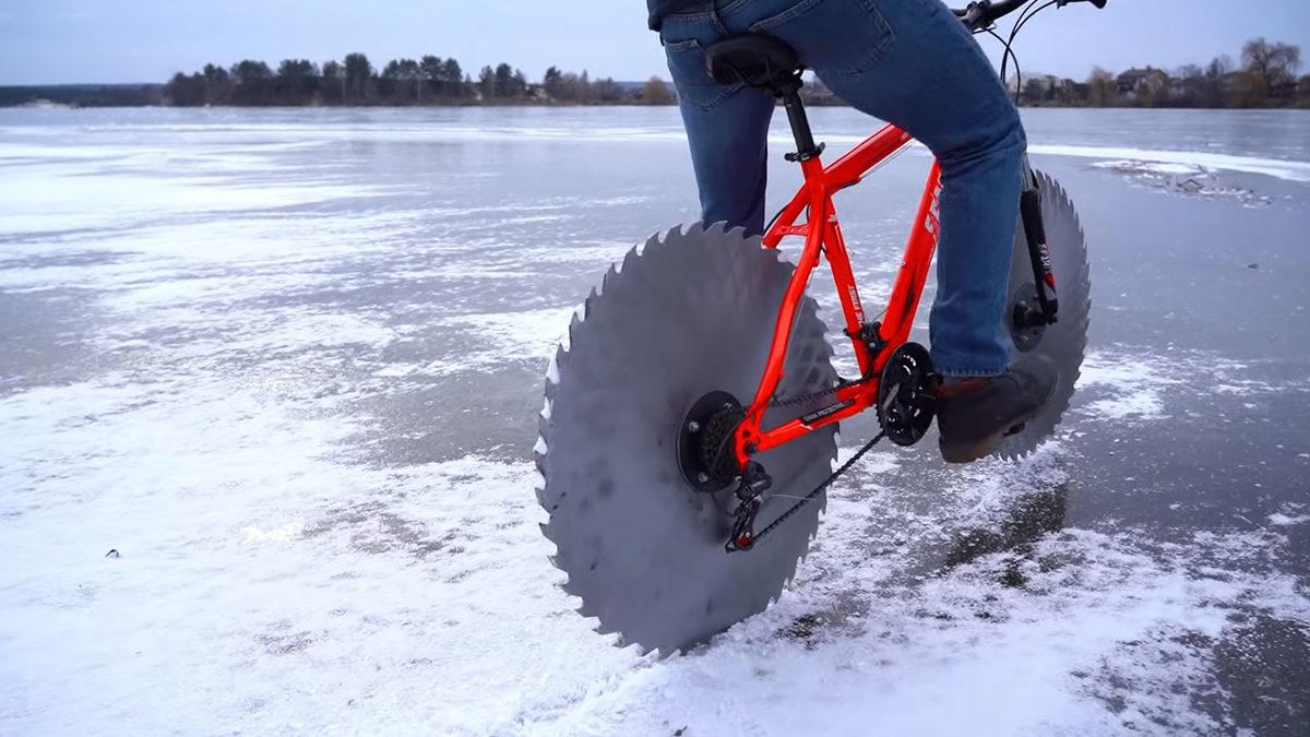 Bir YouTuber, Buzda Bisiklet Keyfi Yapabilmek İçin Lastikleri Daire Testereyle Değiştirdi