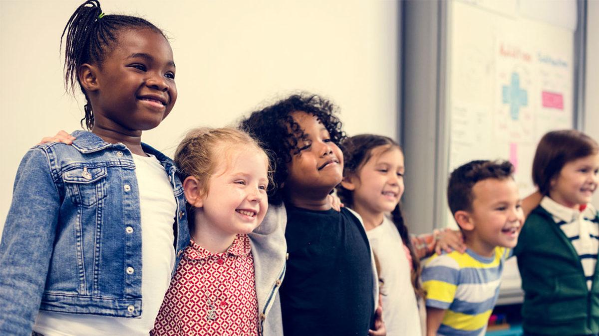 İlkokul Öğrencilerinin Bile Irkçılık Yüzünden Birbirine Düşebileceğini Gösteren ’Bölünmüş Sınıf Deneyi’