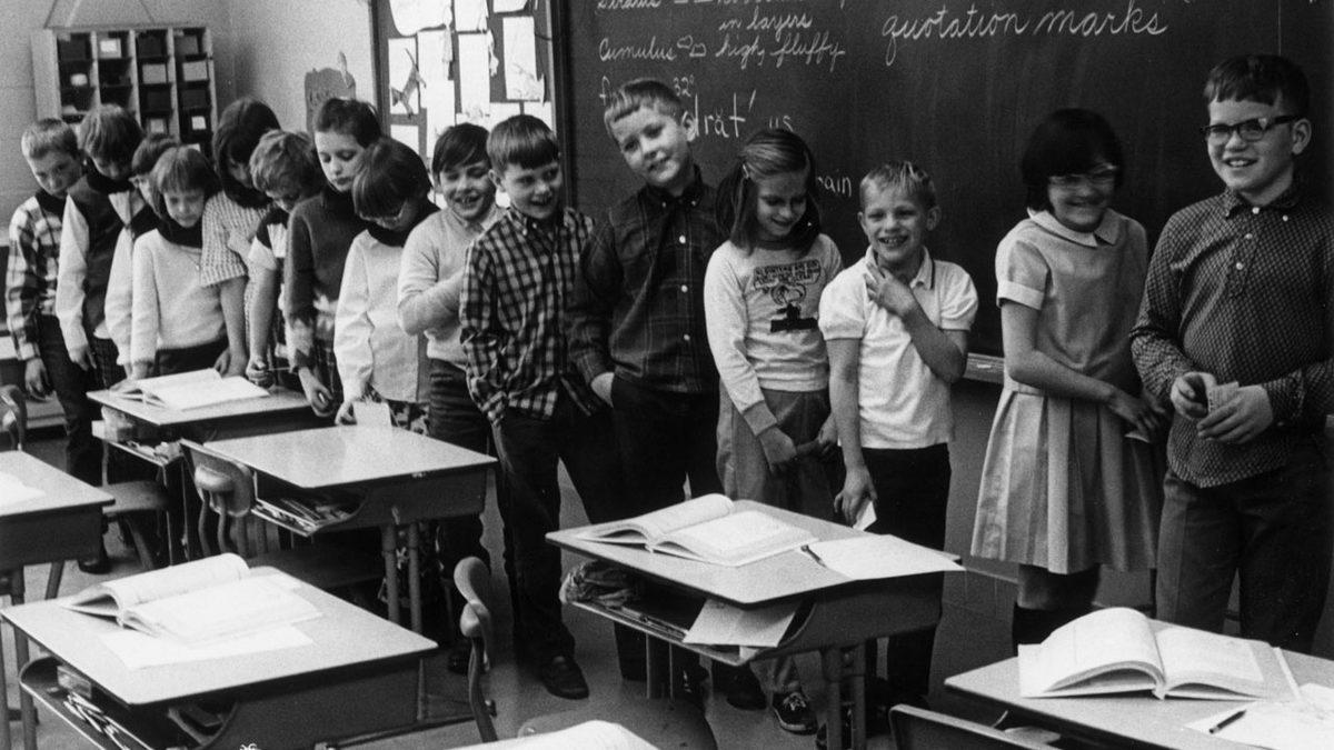 İlkokul Öğrencilerinin Bile Irkçılık Yüzünden Birbirine Düşebileceğini Gösteren ’Bölünmüş Sınıf Deneyi’