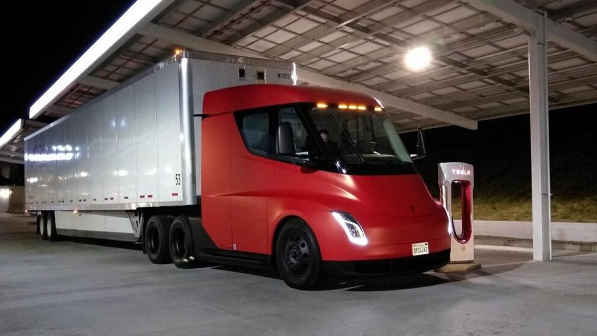 Tesla’nın Bu Yıl Üretmeye Başlayacağı Elektrikli Tır ’Semi’nin Dikkat Çeken Özellikleri ve Fiyatı