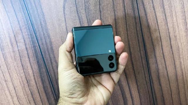 Süreyya Hanımın Muhteşem Değişimi: Samsung Galaxy Z Flip 4, Ufak Bir Batarya Geliştirmesiyle Geliyor