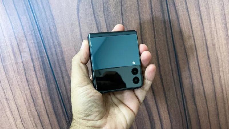 Süreyya Hanımın Muhteşem Değişimi: Samsung Galaxy Z Flip 4, Ufak Bir Batarya Geliştirmesiyle Geliyor