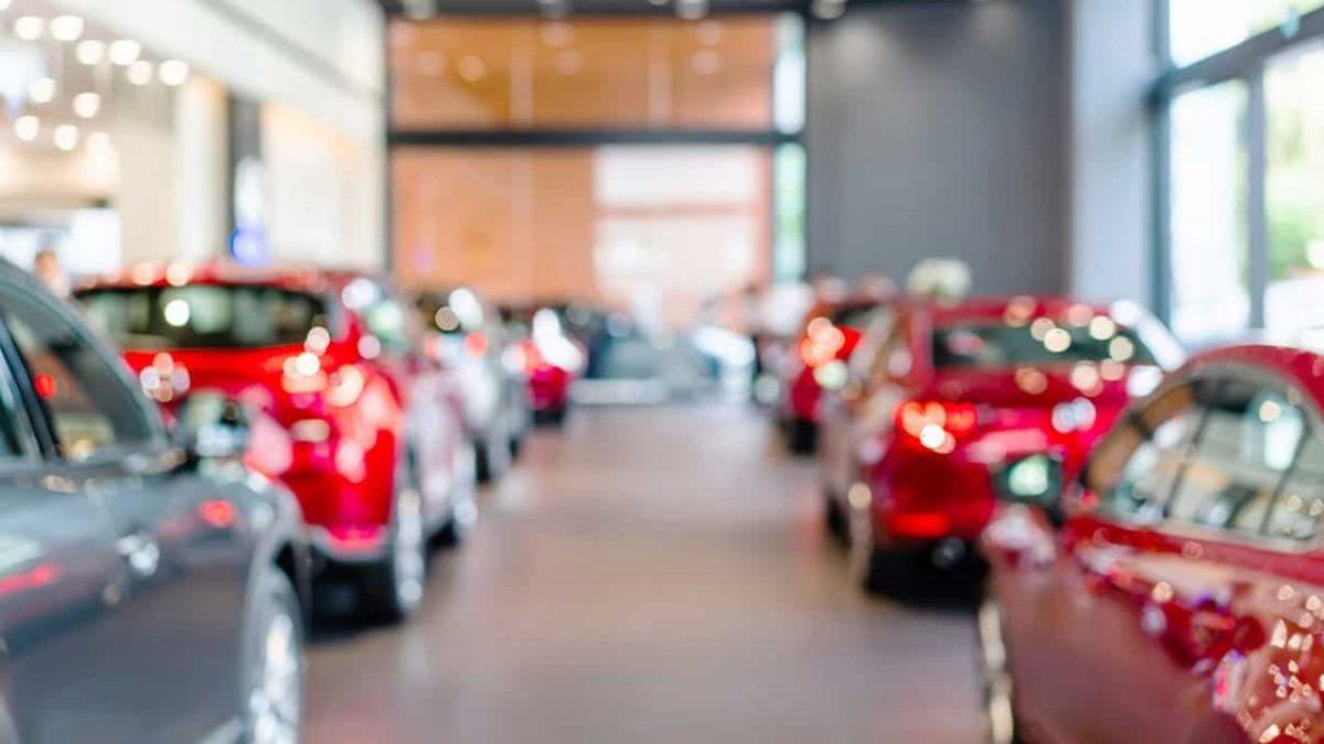 Uzmanlar, Dolar Kurundaki Düşüşün Otomobil Fiyatlarına Neden Yansımadığını Açıkladı