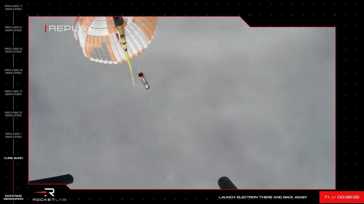 Uzaydan Düşen Roket, Helikopterle Havada Yakalandı! [Video]