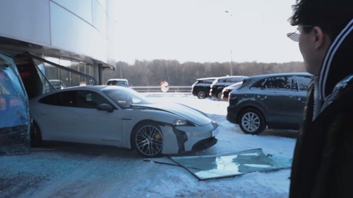 Rus YouTuber, Porsche Taycan Turbo S ile Porsche Mağazasında Kaza(!) Yaptı [Video]