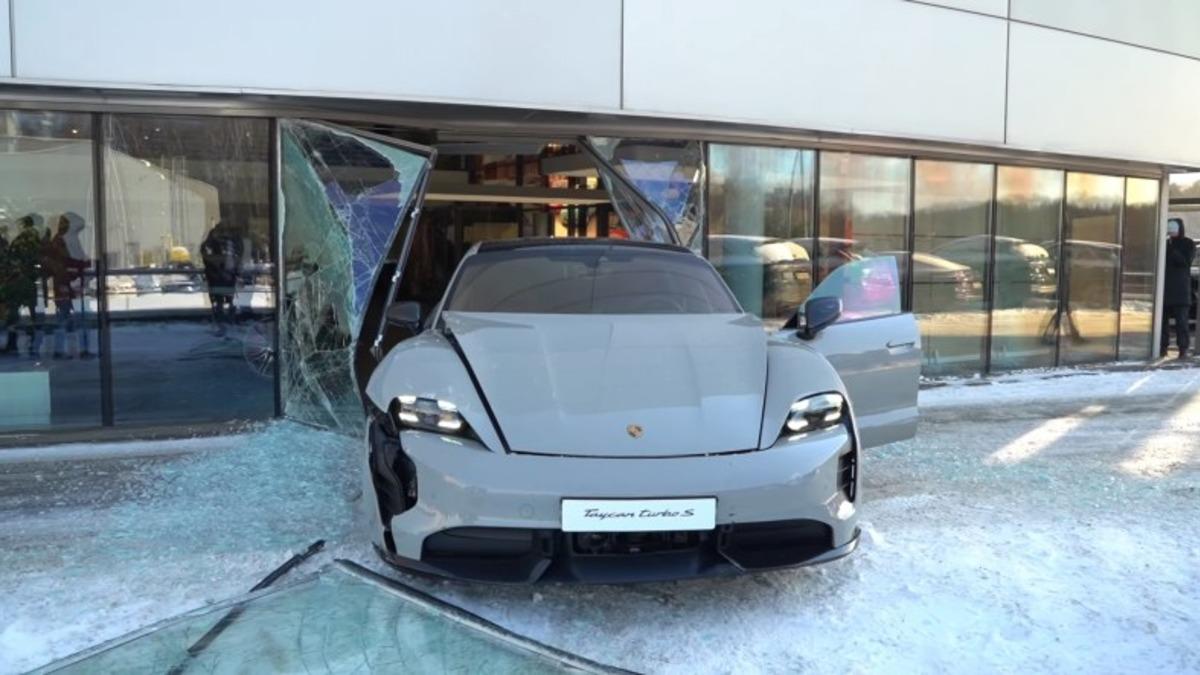 Rus YouTuber, Porsche Taycan Turbo S ile Porsche Mağazasında Kaza(!) Yaptı [Video]