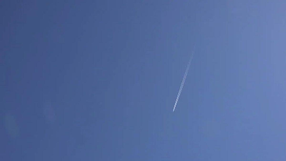 Uçaklar Neden Arkasında Beyaz Bir İz Bırakır?