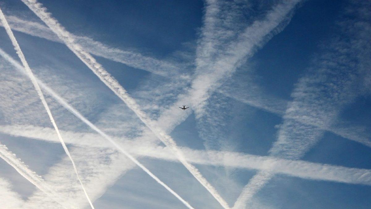 Uçaklar Neden Arkasında Beyaz Bir İz Bırakır?