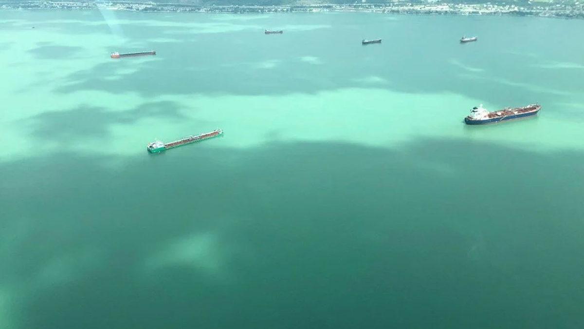 İzmit Körfezi, ’Nedeni Bilinmeyen Bir Şekilde’ Turkuaza Dönüştü: İşte Hayranlık Uyandıran Görüntüler