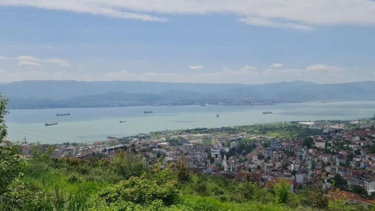 İzmit Körfezi, ’Nedeni Bilinmeyen Bir Şekilde’ Turkuaza Dönüştü: İşte Hayranlık Uyandıran Görüntüler