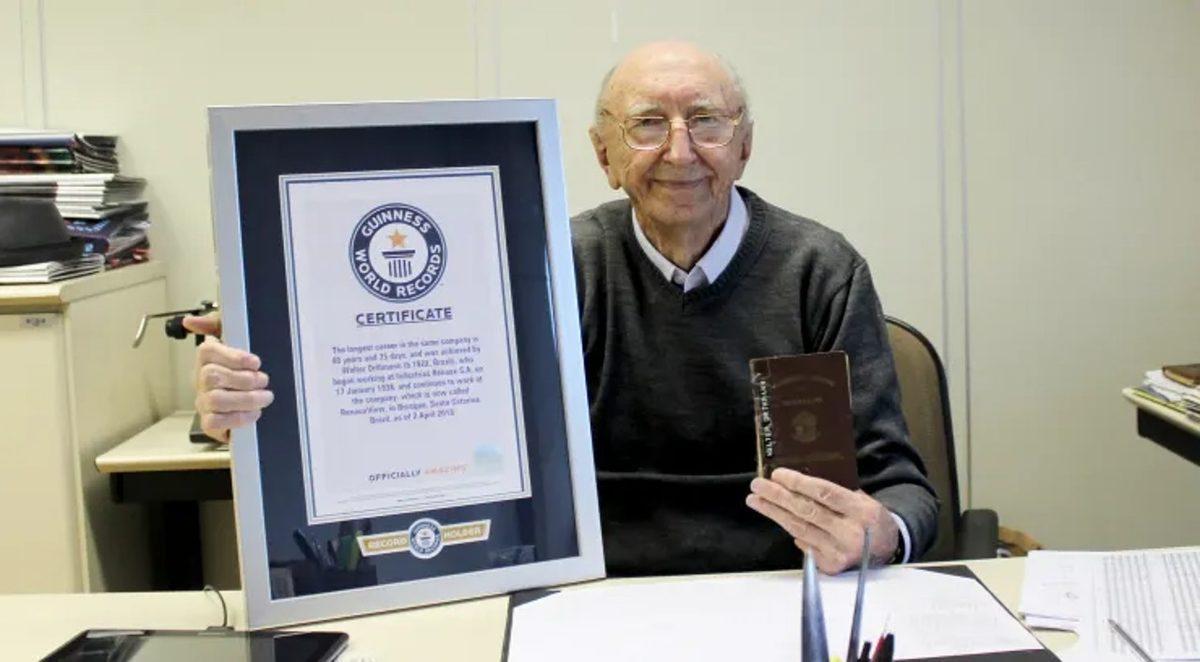 84 Yıl Aynı Şirkette Çalışarak Rekor Kıran 100 Yaşındaki Adamdan Kariyer Tavsiyesi: ’Hedeflerinizle Uyumlu Bir İşveren Bulun’