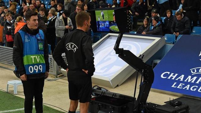 FIFA, Tartışmaları Bitirmek İçin Yarı Otomatik Ofsayt Sistemi Geliştiriyor